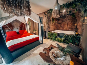 Le demeure de Poulpican chambre LA GROTTE jacuzzi charme romantique terrasse privée 300m plage et restaurants La Croix Valmer - Golfe Saint Tropez